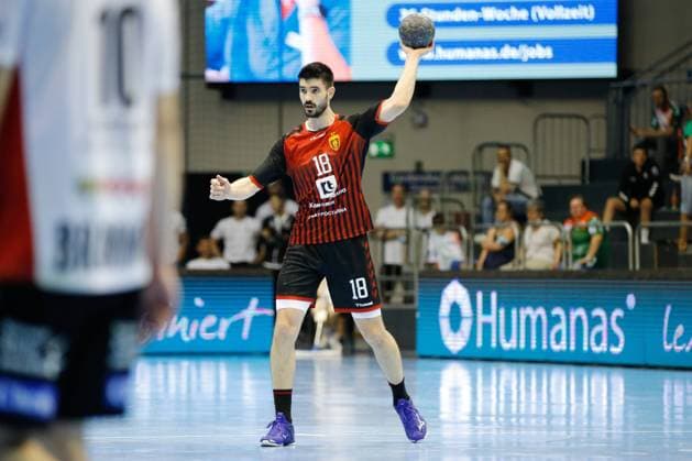 21.08.2021, xgox, Handball Hummel Cup, Vardar Skopje - Tvis Holstebro emspor, v.l. Eduardo Gurbindo (Vardar Skopje, 18) am Ball Magdeburg
