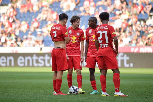 Salzburg, Oesterreich 21. August 2021: Admiral Bundesliga - 2021 2022 - Sp. 5 - RB Salzburg vs. SK Austria Klagenfurt v.li. Absprache vor dem Freistoss Nicolas Capaldo (FC Red Bull Salzburg), Brenden Aaronson (FC Red Bull Salzburg), Mohamed Camara (FC Red Bull Salzburg) und Karim Adeyemi (FC Red Bull Salzburg) Red Bull Arena Copyright: xFotostandx xWassmuthx