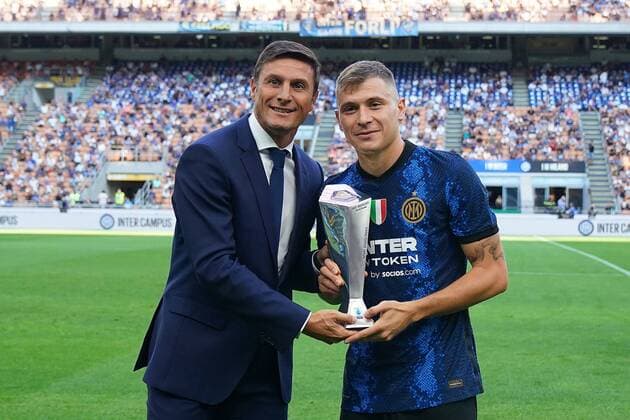 Photo Spada LaPresse August 21, 2021 - Milan, Italy Soccer Inter vs Genoa - Italian Serie A Football Championship 2021 2022 - San Siro Stadium. In the photo: NicolÃ² Barella award as Best Serie A TIM 2020-2021 midfielder, Javier Zanetti  Copyright: xSpada LaPressex