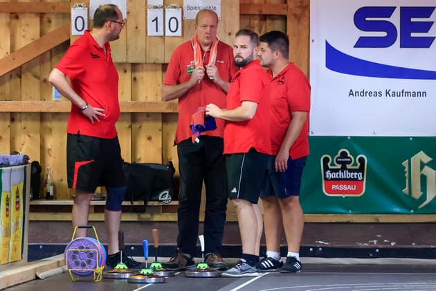 Passau (Bayern Deutschland) Stocksport Herren, 1. Bundesliga Süd Final Four, Sommer 2021 am 21.08.2021 in der Stockhalle Neustift, Bild zeigt: v.l. Alexander Schäfer (EC Passau Neustift), Christoph Schäfer (EC Passau Neustift), Christian Kriegl (EC Passau Neustift) und Wolfgang Wimmer (EC Passau Neustift) beraten über den nächsten Spielzug Passau Stockhalle Neustift Bayern Deutschland