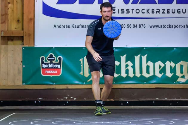 Final-Four-Turnier der vier besten Teams der Sommer-Bundesliga im Stocksport Passau (Bayern Deutschland) Stocksport Herren, 1. Bundesliga Süd Final Four, Sommer 2021 am 21.08.2021 in der Stockhalle Neustift, Bild zeigt: Thomas Baumgartner (TSV Peiting) Passau Stockhalle Neustift Bayern Deutschland