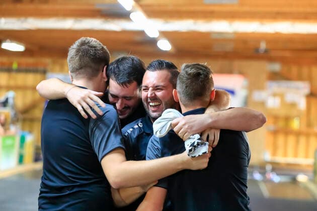 Final-Four-Turnier der vier besten Teams der Sommer-Bundesliga im Stocksport Passau (Bayern Deutschland) Stocksport Herren, 1. Bundesliga Süd Final Four, Sommer 2021 am 21.08.2021 in der Stockhalle Neustift, Bild zeigt: bei den Peitinger herrschte große Freude über den Sieg Passau Stockhalle Neustift Bayern Deutschland