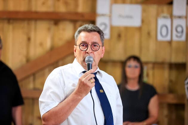 Final-Four-Turnier der vier besten Teams der Sommer-Bundesliga im Stocksport Passau (Bayern Deutschland) Stocksport Herren, 1. Bundesliga Süd Final Four, Sommer 2021 am 21.08.2021 in der Stockhalle Neustift, Bild zeigt: den Landesobmann (Eisstocksport-Obmann) des Bayerischen Eissport-Verband Alois Bosl Passau Stockhalle Neustift Bayern Deutschland