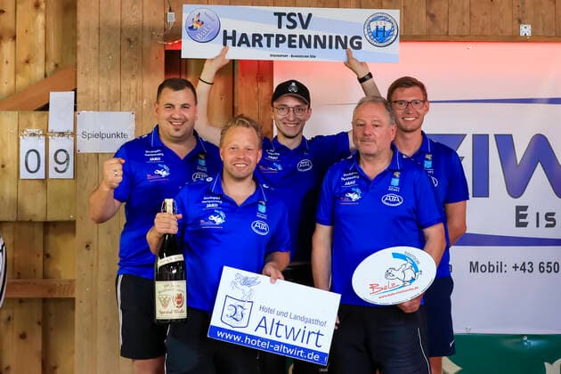 Final-Four-Turnier der vier besten Teams der Sommer-Bundesliga im Stocksport Passau (Bayern Deutschland) Stocksport Herren, 1. Bundesliga Süd Final Four, Sommer 2021 am 21.08.2021 in der Stockhalle Neustift, Bild zeigt: die Mannschaft des TSV Hartpenning Passau Stockhalle Neustift Bayern Deutschland