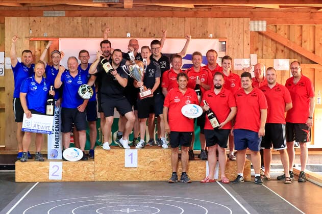 Final-Four-Turnier der vier besten Teams der Sommer-Bundesliga im Stocksport Passau (Bayern Deutschland) Stocksport Herren, 1. Bundesliga Süd Final Four, Sommer 2021 am 21.08.2021 in der Stockhalle Neustift, Bild zeigt: die Moarschaften v.l. TSV Hartpenning, TSV Peiting, EC Lampoding und EC Passau Neustift (rote Shirts mit schwarzem Aufdruck Passau Stockhalle Neustift Bayern Deutschland