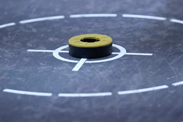 Final-Four-Turnier der vier besten Teams der Sommer-Bundesliga im Stocksport Passau (Bayern Deutschland) Stocksport Herren, 1. Bundesliga Süd Final Four, Sommer 2021 am 21.08.2021 in der Stockhalle Neustift, Bild zeigt: eine Daube auf einer Asphaltbahn Passau Stockhalle Neustift Bayern Deutschland