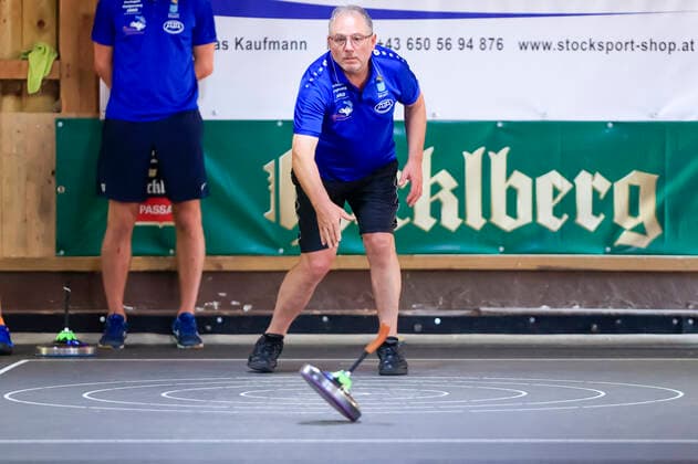 Final-Four-Turnier der vier besten Teams der Sommer-Bundesliga im Stocksport Passau (Bayern Deutschland) Stocksport Herren, 1. Bundesliga Süd Final Four, Sommer 2021 am 21.08.2021 in der Stockhalle Neustift, Bild zeigt: August Maurer (TSV Hartpenning) Passau Stockhalle Neustift Bayern Deutschland