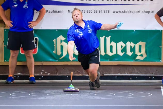 Final-Four-Turnier der vier besten Teams der Sommer-Bundesliga im Stocksport Passau (Bayern Deutschland) Stocksport Herren, 1. Bundesliga Süd Final Four, Sommer 2021 am 21.08.2021 in der Stockhalle Neustift, Bild zeigt: Peter Erlacher (TSV Hartpenning) Passau Stockhalle Neustift Bayern Deutschland