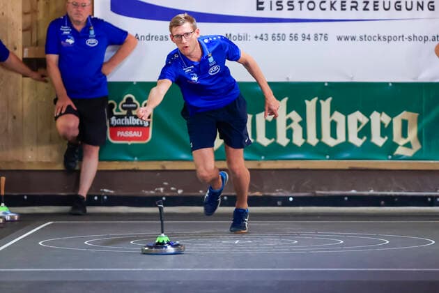 Final-Four-Turnier der vier besten Teams der Sommer-Bundesliga im Stocksport Passau (Bayern Deutschland) Stocksport Herren, 1. Bundesliga Süd Final Four, Sommer 2021 am 21.08.2021 in der Stockhalle Neustift, Bild zeigt: Stefan Zellermayer (TSV Hartpenning) Passau Stockhalle Neustift Bayern Deutschland