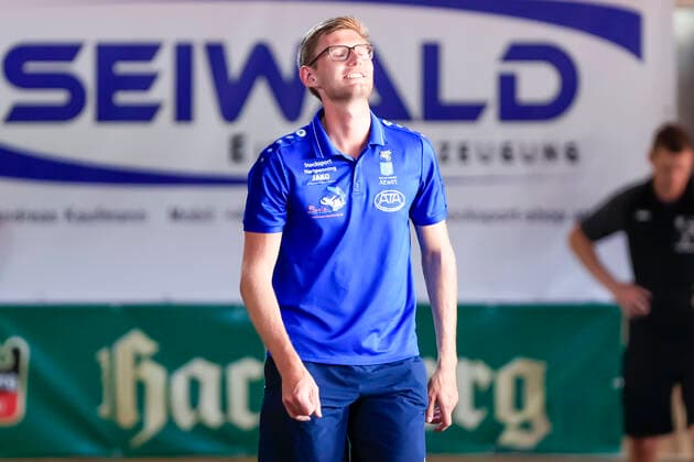 Final-Four-Turnier der vier besten Teams der Sommer-Bundesliga im Stocksport Passau (Bayern Deutschland) Stocksport Herren, 1. Bundesliga Süd Final Four, Sommer 2021 am 21.08.2021 in der Stockhalle Neustift, Bild zeigt: Stefan Zellermayer (TSV Hartpenning) Passau Stockhalle Neustift Bayern Deutschland
