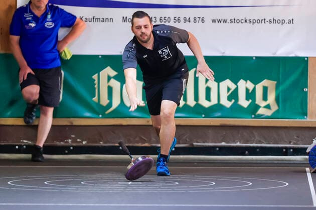 Final-Four-Turnier der vier besten Teams der Sommer-Bundesliga im Stocksport Passau (Bayern Deutschland) Stocksport Herren, 1. Bundesliga Süd Final Four, Sommer 2021 am 21.08.2021 in der Stockhalle Neustift, Bild zeigt: Matthias Adler (TSV Peiting) Passau Stockhalle Neustift Bayern Deutschland
