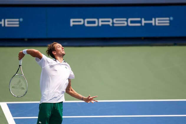 CINCINNATI, OH - AUGUST 21: Daniil Medvedev of Russia serves during the semifinal match on day 7 of the Western & Southern Open at the Lindner Family Tennis Center in Mason, Ohio on August 21, 2021. (Photo by Shelley Lipton Icon Sportswire) TENNIS: AUG 21 Western & Southern Open Icon210821340