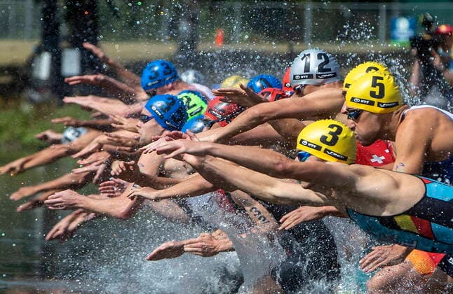 Bilder des Jahres 2021, Sport 08. August Sport Themen der Woche KW33 Sport Bilder des Tages August 21, 2021, EDMONTON, ab, Canada: Competitors dive into the water during the Elite Men s at the ITU World Triathlon Series in Edmonton, Alta., on Saturday August 21, 2021. Canada News - August 21, 2021  - ZUMAc35_ 20210821_zaf_c35_041 Copyright: xJasonxFransonx
