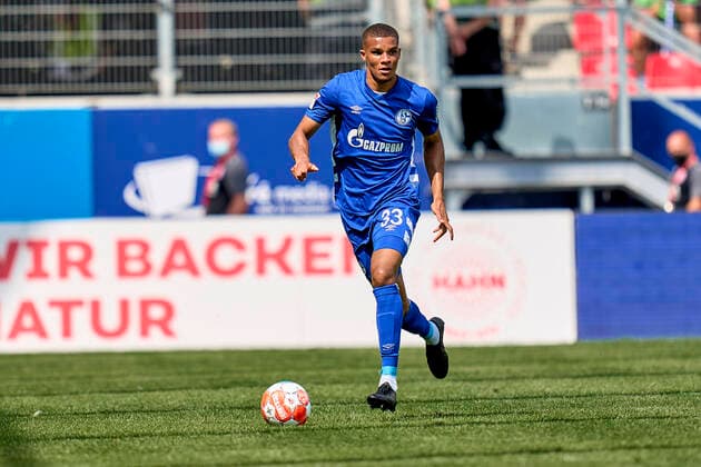 Malick Thiaw ( 33, FC Schalke 04) am Ball. Freisteller, Portrait, Porträt, Einzelbild, freigestellt. beim Spiel 2. Bundesliga SSV Jahn Regensburg - FC Schalke 04 im Jahnstadion am 21.8.2021 Regensburg. 21.08.21 Fussball , 21.08.2021, Regensburg (Deutschland), DFB DFL REGULATIONS PROHIBIT ANY USE OF PHOTOGRAPHS AS IMAGE SEQUENCES AND OR QUASI-VIDEO.