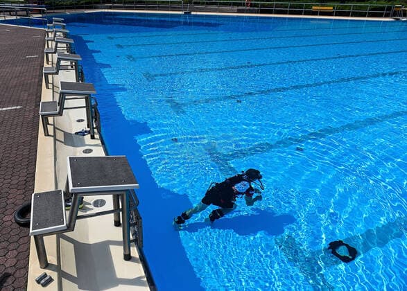 Bilder des Jahres 2021, Sport 08. August Sport Themen der Woche KW33 21.08.2021, xpsx, Weltrekord Der schnellste 100 Meter Lauf unter Wasser v.l. Ultradad Dirk Leonardt Hanau Hessen Deutschland (DEU) *** 21 08 2021, xpsx, world record The fastest 100 meter run under water v l Ultradad Dirk Leonardt Hanau Hessen Germany DEU