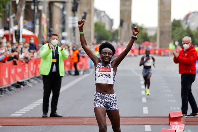 Bilder des Jahres 2021, Sport 08. August Sport Themen der Woche KW33 Die Gewinnerin Joyciline Jepkosgei beim 40. Berliner Halbmarathon 2021. Berlin, 22.08.2021 *** The winner Joyciline Jepkosgei at the 40 Berlin Half Marathon 2021 Berlin, 22 08 2021 Foto:xJ.xMWx xFuturexImage