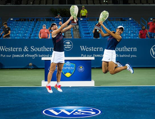 Bilder des Jahres 2021, Sport 08. August Sport Themen der Woche KW33 August 21, 2021, CINCINNATI, UNITED STATES: Sam Stosur of Australia & Shuai Zhang of China during the trophy ceremony after the doubles final at the 2021 Western & Southern Open WTA, Tennis Damen 1000 tennis tournament CINCINNATI UNITED STATES - ZUMAa181 20210821_zaa_a181_238 Copyright: xRobxPrangex