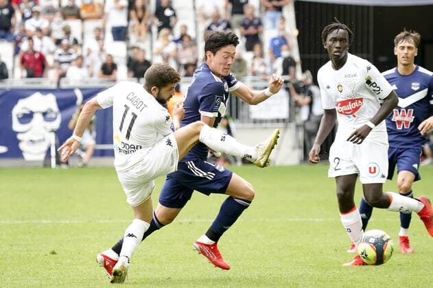 18 UI JO HWANG (FCGB) - 11 JIMMY CABOT (SCO) FOOTBALL : Bordeaux vs Angers - Ligue 1 Uber Eats - 22 08 2021 FEP Panoramic 
