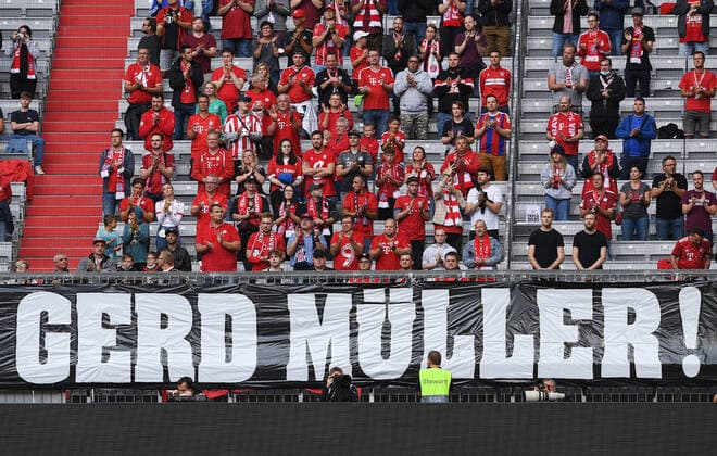 Bilder des Jahres 2021, Sport 08. August Sport Themen der Woche KW33 Sport Bilder des Tages Fussball 1. Bundesliga Saison 2021 2022 2. Spieltag FC Bayern Muenchen - 1. FC Koeln 22.08.2021 FC Bayern Fans in der Suedkurve gedenken mit einer Blockfahne an den verstorbene FC Bayern Legende Gerd Mueller. *** Football 1 Bundesliga Season 2021 2022 2 Matchday FC Bayern Muenchen 1 FC Koeln 22 08 2021 FC Bayern fans in the Suedkurve commemorate the late FC Bayern legend Gerd Mueller with a block flag