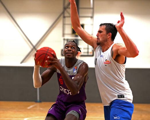 GSD zje123 easy Credit Basketball BBL Testspiel BG Göttingen - Medipolis SC Jena Göttingens James Dickey (am Ball) gegen Jenas Rayshawn Simmons