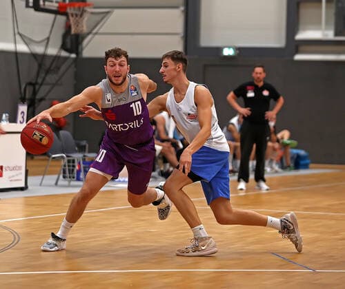 GSD zje123 easy Credit Basketball BBL Testspiel BG Göttingen - Medipolis SC Jena Göttingens Haris Hujic (am Ball) gegen Jenas Moritz Plescher