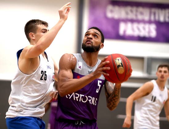 GSD zje123 easy Credit Basketball BBL Testspiel BG Göttingen - Medipolis SC Jena Göttingens Jeffrey Roberson (am Ball) gegen Jenas Lorenz Bank