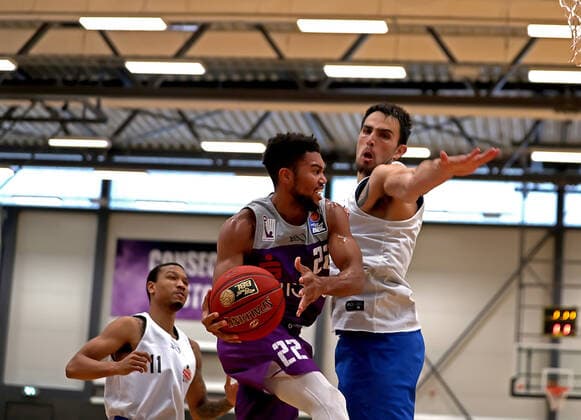 GSD zje123 easy Credit Basketball BBL Testspiel BG Göttingen - Medipolis SC Jena Göttingens Stephen Jr. Brown (am Ball) gegen Jenas Alexander Herrera