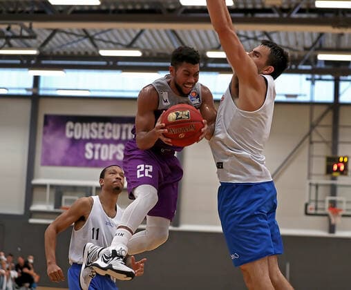 GSD zje123 easy Credit Basketball BBL Testspiel BG Göttingen - Medipolis SC Jena Göttingens Stephen Jr. Brown (am Ball) gegen Jenas Alexander Herrera