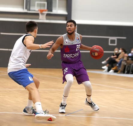 GSD zje123 easy Credit Basketball BBL Testspiel BG Göttingen - Medipolis SC Jena Göttingens Stephen Jr. Brown (am Ball) gegen Jenas Alexander Herrera