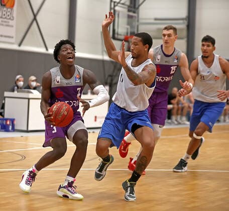 GSD zje123 easy Credit Basketball BBL Testspiel BG Göttingen - Medipolis SC Jena Göttingens Zackery Bryant (am Ball) gegen Jenas Rayshawn Simmons
