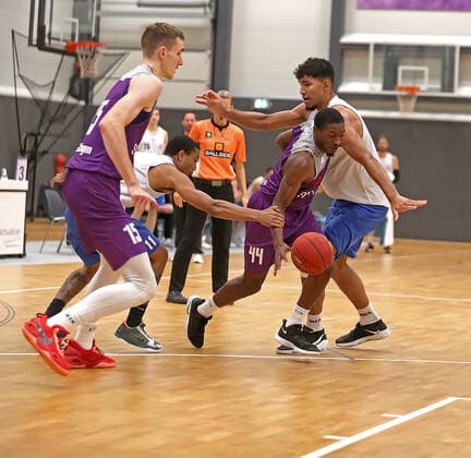 GSD zje123 easy Credit Basketball BBL Testspiel BG Göttingen - Medipolis SC Jena Göttingens Kamar Baldwin (am Ball) gegen Jenas Rafael Alberton