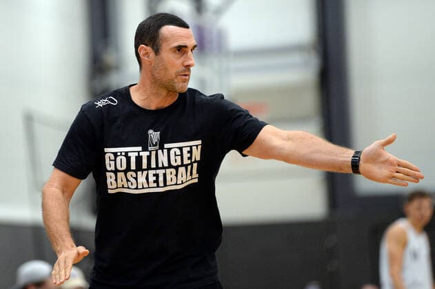 BG Göttingen - Medipolis SC Jena 23.08.2021, Basketball-Bundesliga, Saison 2021 2022, Vorbereitung, BG Göttingen - Medipolis SC Jena. Göttingens Trainer Roel Moors in Aktion. Göttingen Niedersachsen Deutschland