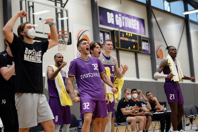 BG Göttingen - Medipolis SC Jena 23.08.2021, Basketball-Bundesliga, Saison 2021 2022, Vorbereitung, BG Göttingen - Medipolis SC Jena. Göttingens Marios Giottis (l-r), Joris Herbst, Philipp Hartwich und James Dickey jubeln am Spielfeldrand. Göttingen Niedersachsen Deutschland