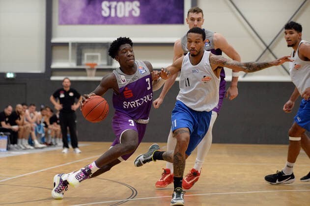 BG Göttingen - Medipolis SC Jena 23.08.2021, Basketball-Bundesliga, Saison 2021 2022, Vorbereitung, BG Göttingen - Medipolis SC Jena. Göttingens Zack Bryant (l) spielt gegen Jenas Rayshawn Simmons. Göttingen Niedersachsen Deutschland