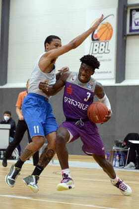 BG Göttingen - Medipolis SC Jena 23.08.2021, Basketball-Bundesliga, Saison 2021 2022, Vorbereitung, BG Göttingen - Medipolis SC Jena. Göttingens Zack Bryant (r) spielt gegen Jenas Rayshawn Simmons. Göttingen Niedersachsen Deutschland