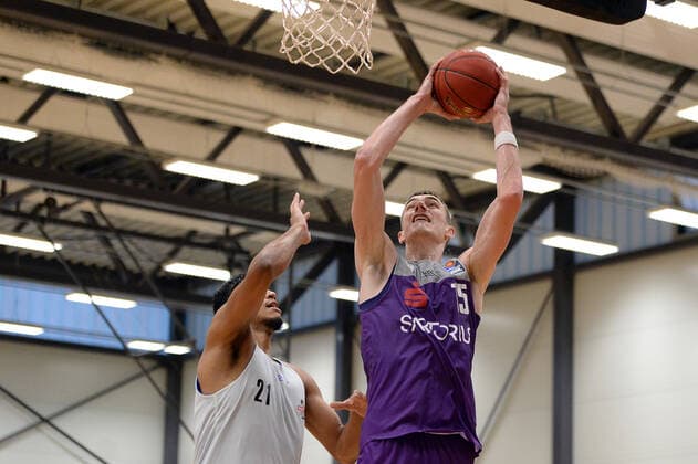 BG Göttingen - Medipolis SC Jena 23.08.2021, Basketball-Bundesliga, Saison 2021 2022, Vorbereitung, BG Göttingen - Medipolis SC Jena. Göttingens Philipp Hartwich (r) spielt gegen Jenas Rafael Alberton Rodrigues. Göttingen Niedersachsen Deutschland