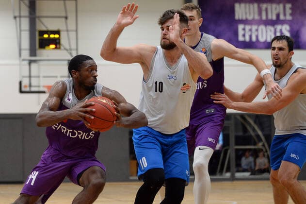 BG Göttingen - Medipolis SC Jena 23.08.2021, Basketball-Bundesliga, Saison 2021 2022, Vorbereitung, BG Göttingen - Medipolis SC Jena. Göttingens Kamar Baldwin (l) spielt gegen Jenas Julius Wolf. Göttingen Niedersachsen Deutschland