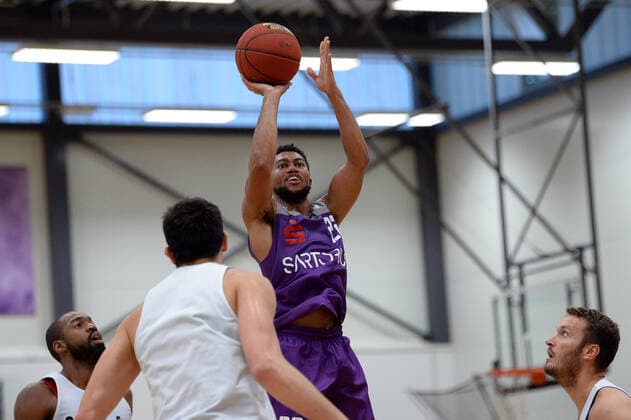 BG Göttingen - Medipolis SC Jena 23.08.2021, Basketball-Bundesliga, Saison 2021 2022, Vorbereitung, BG Göttingen - Medipolis SC Jena. Göttingens Stephen Brown wirft auf den Korb. Göttingen Niedersachsen Deutschland