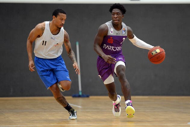 BG Göttingen - Medipolis SC Jena 23.08.2021, Basketball-Bundesliga, Saison 2021 2022, Vorbereitung, BG Göttingen - Medipolis SC Jena. Göttingens Zack Bryant (r) spielt gegen Jenas Rayshawn Simmons. Göttingen Niedersachsen Deutschland