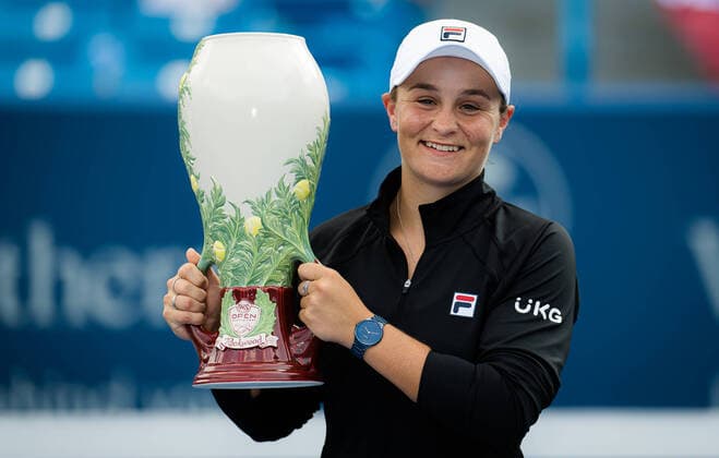 Bilder des Jahres 2021, Sport 08. August Sport Themen der Woche KW33 Sport Bilder des Tages August 22, 2021, CINCINNATI, UNITED STATES: Ashleigh Barty of Australia with her champions trophy after the final of the 2021 Western & Southern Open WTA, Tennis Damen 1000 tennis tournament CINCINNATI UNITED STATES - ZUMAa181 20210822_zaa_a181_049 Copyright: xRobxPrangex