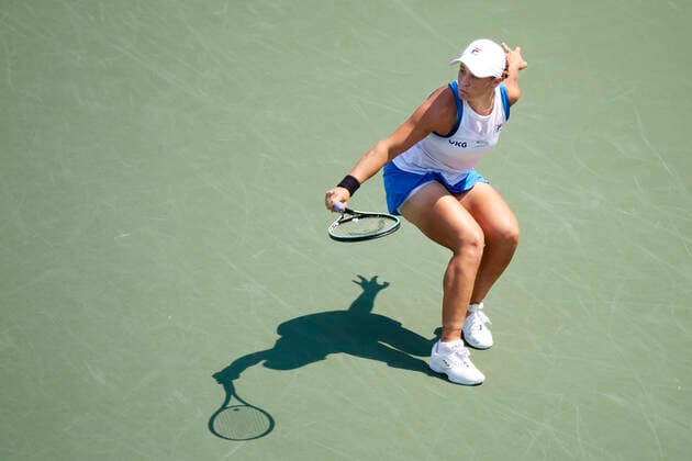 CINCINNATI, OH - AUGUST 22: Ashleigh Barty of Australia hits a slice backhand during the womenÕs championship match of the Western & Southern Open at the Lindner Family Tennis Center in Mason, Ohio on August 22, 2021. (Photo by Shelley Lipton Icon Sportswire) TENNIS: AUG 22 Western & Southern Open Icon210822103