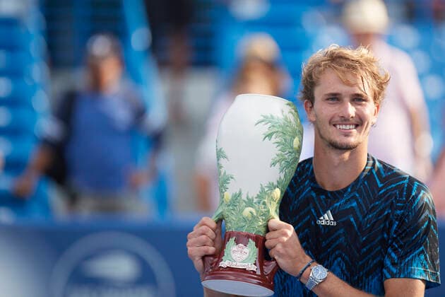 Bilder des Jahres 2021, Sport 08. August Sport Themen der Woche KW33 Sport Bilder des Tages CINCINNATI, OH - AUGUST 22: Alexander Zverev of Germany holds the Rookwood Cup after winning the menÕs championship match of the Western & Southern Open at the Lindner Family Tennis Center in Mason, Ohio on August 22, 2021. Zverev defeated Andrey Rublev of Russia 6-2, 6-3. (Photo by Shelley Lipton Icon Sportswire) TENNIS: AUG 22 Western & Southern Open Icon2108221253