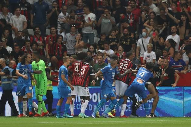 Sport Bilder des Tages Nice, France, 22nd August 2021. Jean-Clair Todibo of OGC Nice and Boubacar Kamara of Olympique De Marseille push an OGC Nice fan back towards the crowd as he kicks out at Gerson Santos Da Silva of Olympique De Marseille during the Lique 1 match at Allianz Riviera Stadium, Nice. Picture credit should read: Jonathan Moscrop Sportimage EDITORIAL USE ONLY. No use with unauthorised audio, video, data, fixture lists, club league logos or live services. Online in-match use limited to 120 images, no video emulation. No use in betting, games or single club league player publications. SPI-1148-0090