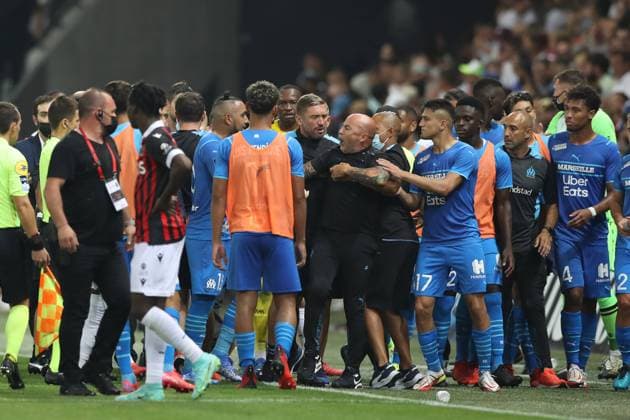 Nice, France, 22nd August 2021. Jorge Sampaoli Head coach of Olympique De Marseille is pulled away by members of his staff and players as tempers flare following the referee Benoit Bastien s decision stop play following a pitch invasion after Dimitri Payet of Olympique De Marseille threw a bottle of water back into the crowd after it was thrown in his direction onto the field of play during the Lique 1 match at Allianz Riviera Stadium, Nice. Picture credit should read: Jonathan Moscrop Sportimage EDITORIAL USE ONLY. No use with unauthorised audio, video, data, fixture lists, club league logos or live services. Online in-match use limited to 120 images, no video emulation. No use in betting, games or single club league player publications. SPI-1148-0091