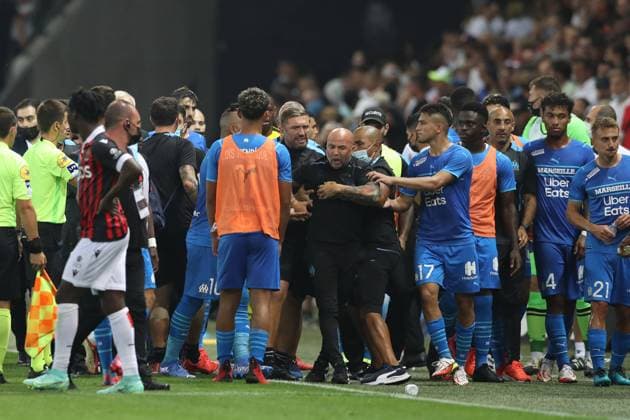 Nice, France, 22nd August 2021. Jorge Sampaoli Head coach of Olympique De Marseille is pulled away by members of his staff and players as tempers flare following the referee Benoit Bastien s decision stop play following a pitch invasion after Dimitri Payet of Olympique De Marseille threw a bottle of water back into the crowd after it was thrown in his direction onto the field of play during the Lique 1 match at Allianz Riviera Stadium, Nice. Picture credit should read: Jonathan Moscrop Sportimage EDITORIAL USE ONLY. No use with unauthorised audio, video, data, fixture lists, club league logos or live services. Online in-match use limited to 120 images, no video emulation. No use in betting, games or single club league player publications. SPI-1148-0093