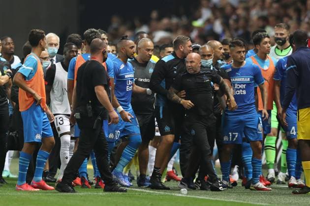 Nice, France, 22nd August 2021. Jorge Sampaoli Head coach of Olympique De Marseille is pulled away by members of his staff and players as tempers flare following the referee Benoit Bastien s decision stop play following a pitch invasion after Dimitri Payet of Olympique De Marseille threw a bottle of water back into the crowd after it was thrown in his direction onto the field of play during the Lique 1 match at Allianz Riviera Stadium, Nice. Picture credit should read: Jonathan Moscrop Sportimage EDITORIAL USE ONLY. No use with unauthorised audio, video, data, fixture lists, club league logos or live services. Online in-match use limited to 120 images, no video emulation. No use in betting, games or single club league player publications. SPI-1148-0094