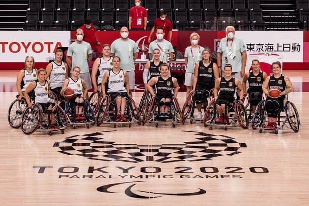 Sport Bilder des Tages Tokyo 2020 Paralympic Games (Rollstuhlbasketball), Pressetraining Damen Deutschland, 23.08.2021 TOKYO, JAPAN 23. August 2021 - Rollstuhlbasketball, Pressetraining der deutschen Damen im Vorfeld der Tokyo 2020 Paralympic Games am 26.08.2021 in der Ariake Arena in Tokyo Japan. Erste Reihe: Laura Fuerst ( 9, Deutschland), Catharina Weiss ( 6, Deutschland), Johanna Welin-Ryklin ( 5, Deutschland), Annabel Breuer ( 12, Deutschland), Anne Patzwald ( 7, Deutschland), Maya Lindholm ( 11, Deutschland) Zweite Reihe: Lisa Bergenthal ( 10, Deutschland), Lena Knippelmeyer ( 14, Deutschland), Barbara Gross ( 15, Deutschland), Mareike Miller ( 4, Deutschland), Katharina Lang ( 8, Deutschland), Svenja Mayer ( 13, Deutschland) Dritte Reihe: Andre Hopp (Assistant Coach Deutschland), Dennis Nohl (Head Coach Deutschland), Stefan Kremer (Physiotherapeut Deutschland), Damaris Essing (Teamaerztin Deutschland), Andreas Ebertz (Teammanager Deutschland) Copyright: xBEAUTIFULxSPORTS Wunderlx