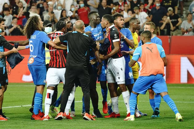 Bagarre gÃ nÃ rale - envahissement du terrain par les supporters nicois - Jean Clair Todibo (OGC Nice) - Gerson Santos Da Silva (Olympique de Marseille) - Matteo Guendouzi (Olympique de Marseille) - Pape Gueye (Olympique de Marseille) FOOTBALL : OGC Nice vs Olympique de Marseille - Ligue 1 Uber Eats - Nice - 22 08 2021 NorbertScanella PanoramiC 