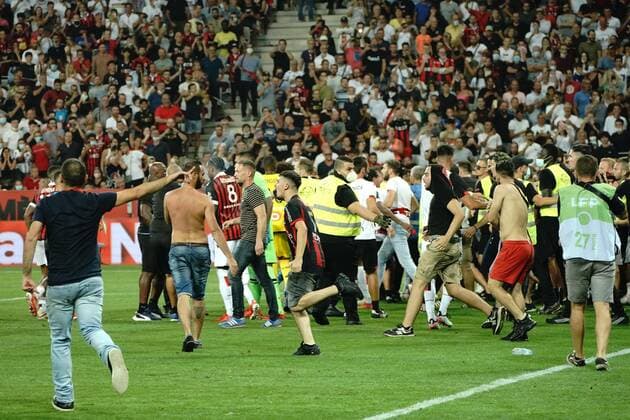 Bagarre gÃ nÃ rale - envahissement du terrain par les supporters nicois FOOTBALL : OGC Nice vs Olympique de Marseille - Ligue 1 Uber Eats - Nice - 22 08 2021 NorbertScanella PanoramiC 