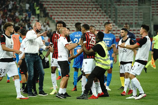 Bagarre gÃ nÃ rale - envahissement du terrain par les supporters nicois - Jean Clair Todibo (OGC Nice) FOOTBALL : OGC Nice vs Olympique de Marseille - Ligue 1 Uber Eats - Nice - 22 08 2021 NorbertScanella PanoramiC 